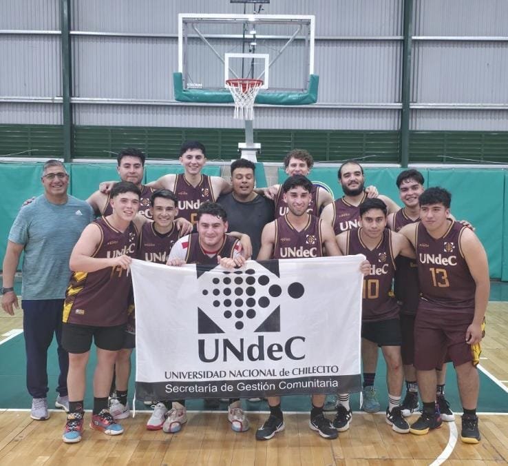 El equipo de básquet masculino de la UNdeC debutó con dos victorias en la Liga Universitaria de 1° División