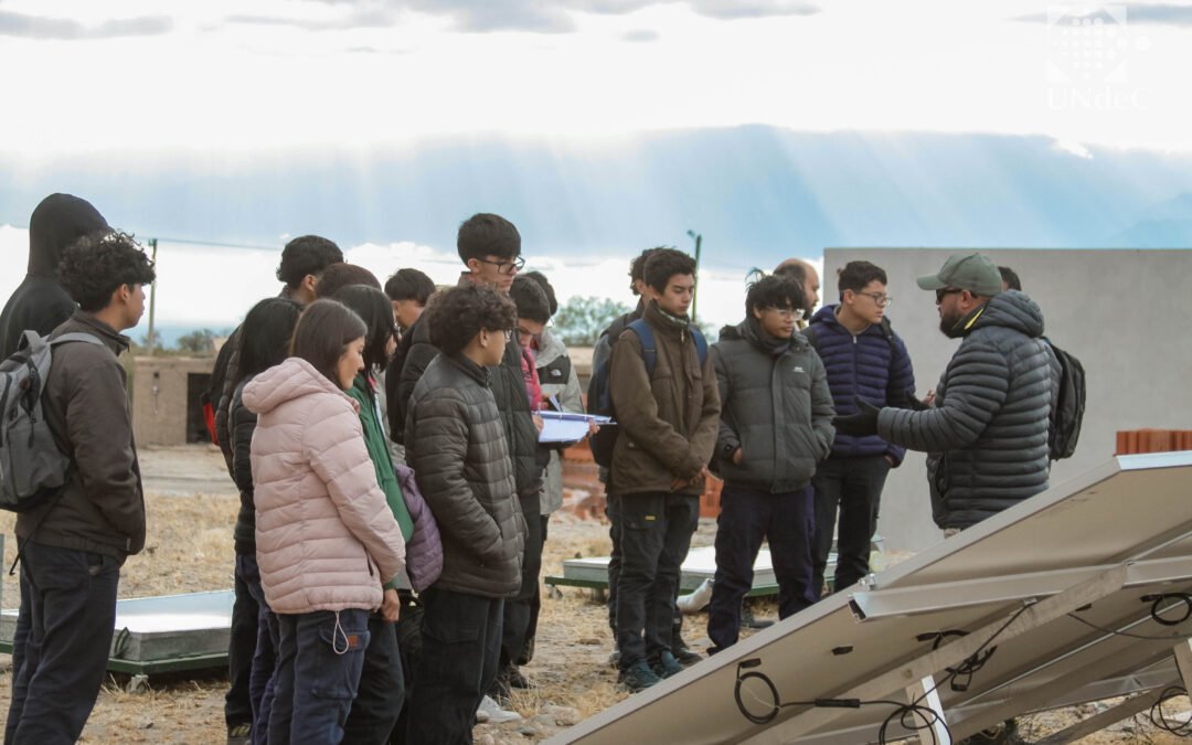 Estudiantes de la EPET N° 1 realizaron una visita educativa a la Estación Fotovoltaica de la UNdeC